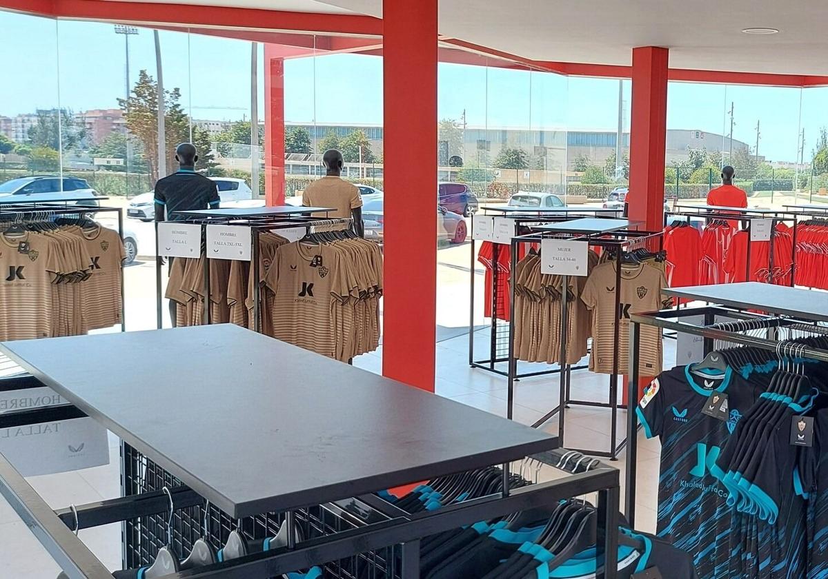 La tienda oficial de la UD Almería abre sus puertas con la...