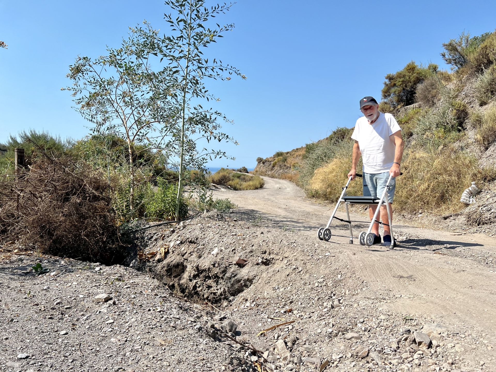Un carril «destrozado» que mantiene aisladas a personas...