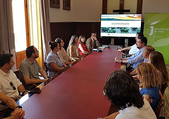 Creación de la mesa de impulso al Club de Producto OleotourJaén.