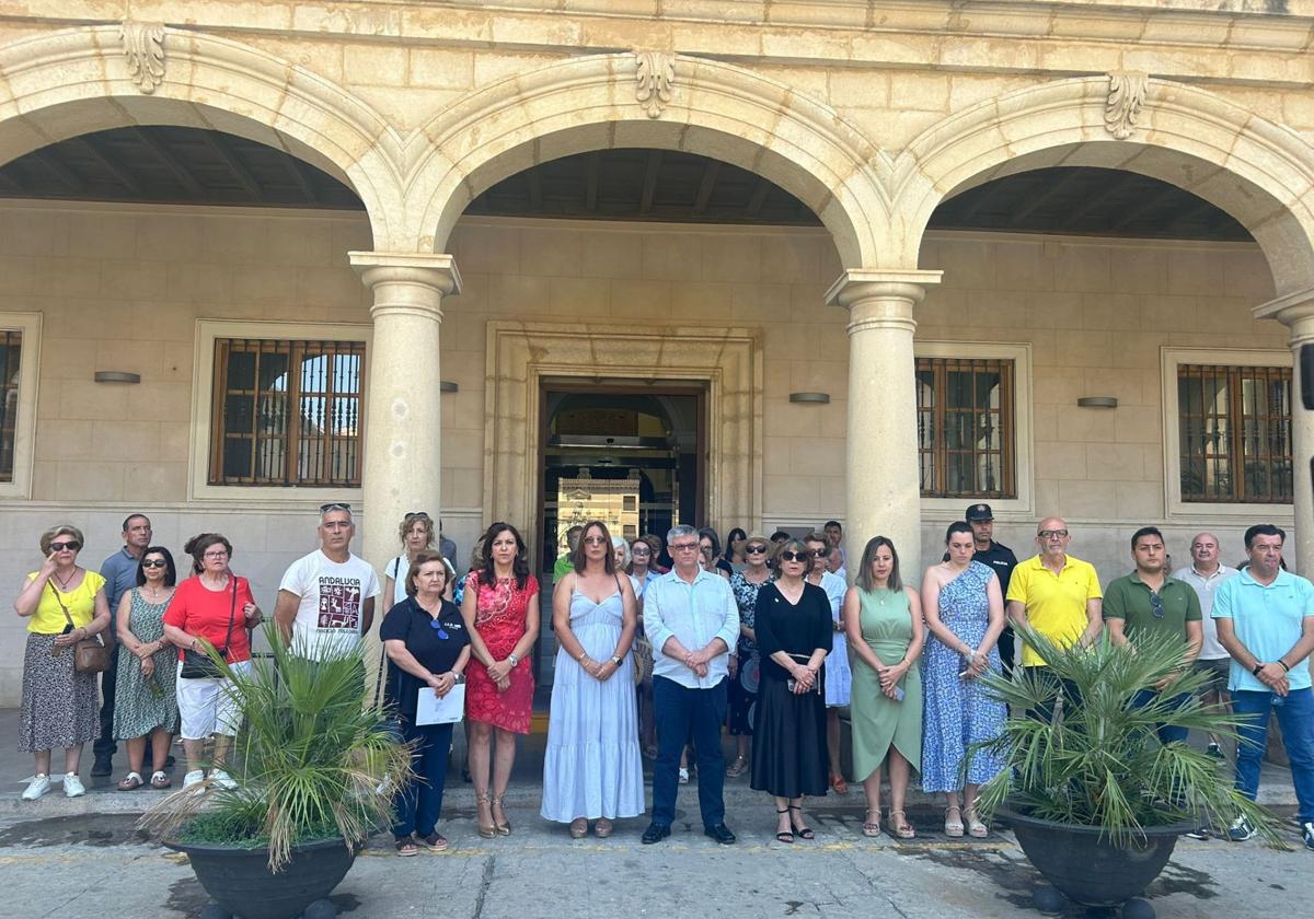 Equipo de gobierno del Ayuntamiento de Guadix en la convocatoria del minuto de silencio