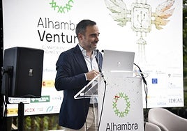 El director de IDEAL, Quico Chirino, da la bienvenida a los asistentes al Alhambra Venture.