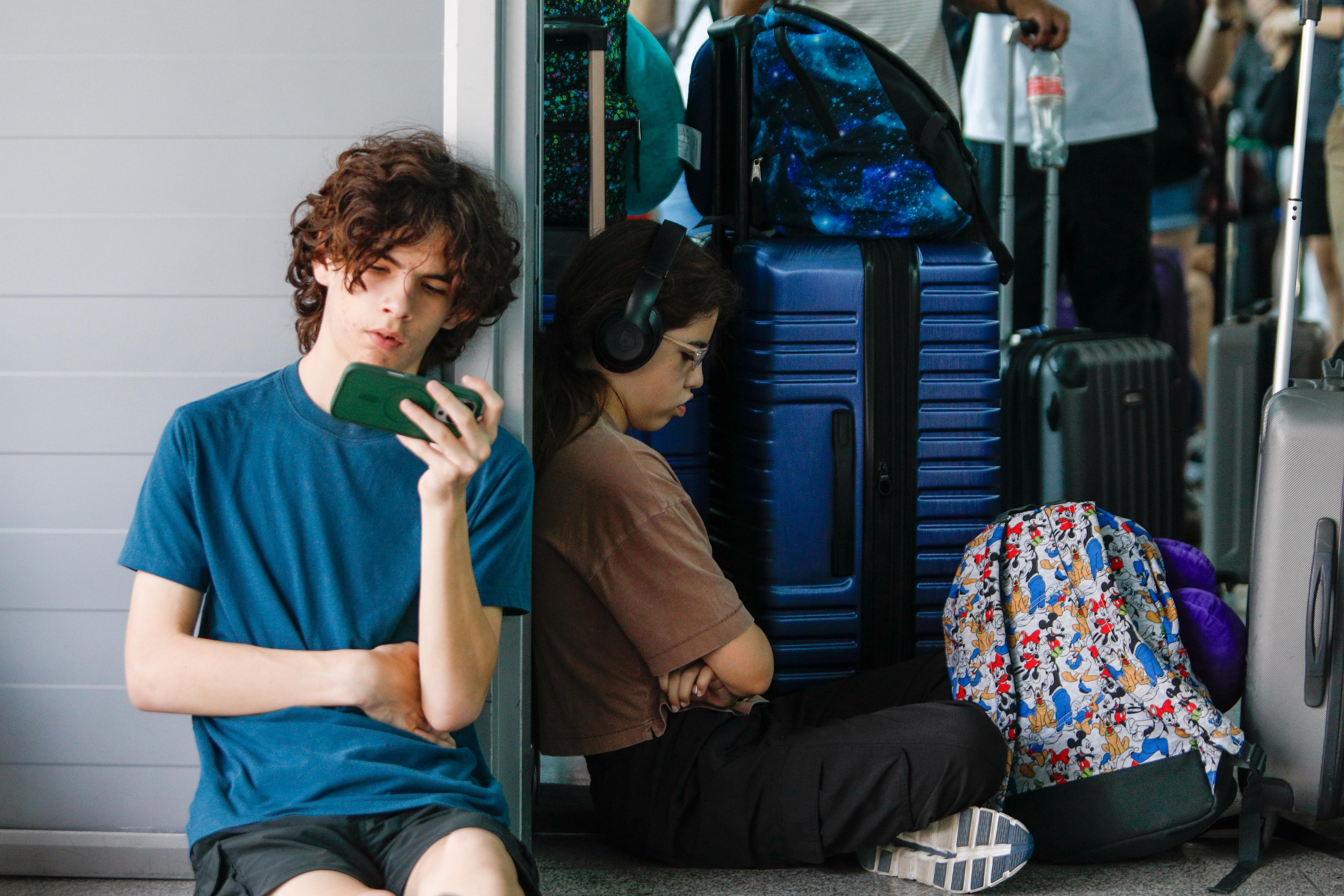 Las imágenes de la espera y la desesperación en la estación de tren de Granada