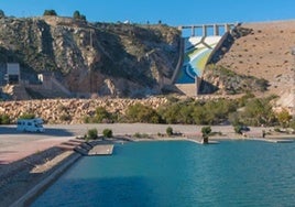 Cuevas del Almanzora guarda un minuto de silencio por la muerte de un menor de 14 años en el canal del pantano