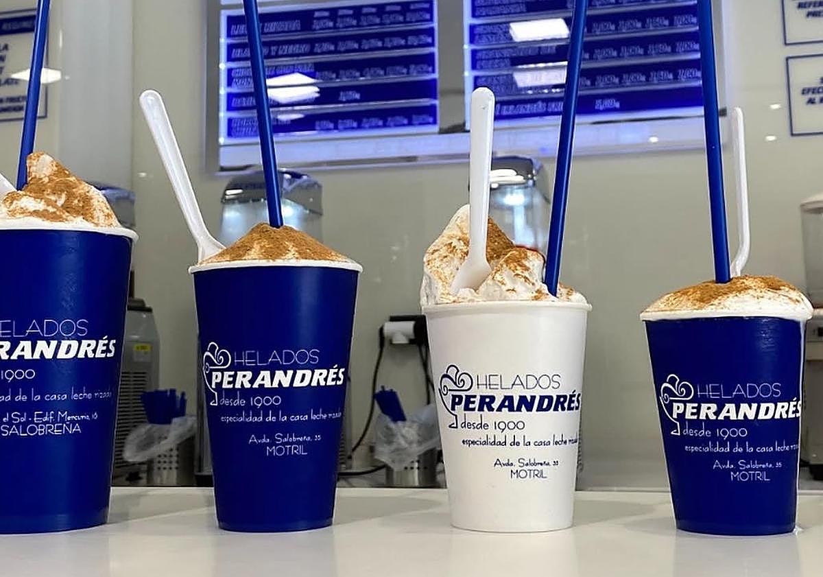 Imagen principal - Colas enormes en esta heladería de la costa granadina por un producto estrella