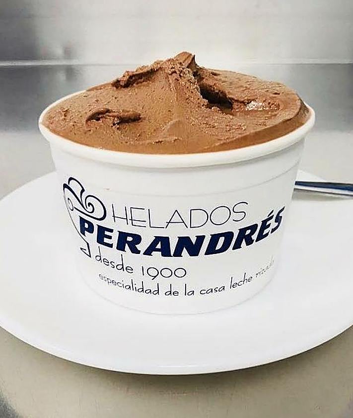 Imagen secundaria 2 - Colas enormes en esta heladería de la costa granadina por un producto estrella