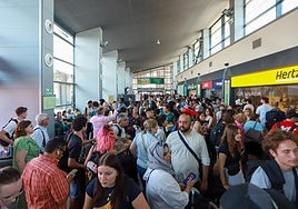 Las imágenes de la espera y la desesperación en la estación de tren de Granada