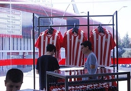Las nuevas camisetas de la UD Almería ya están expuestas en la tienda oficial.