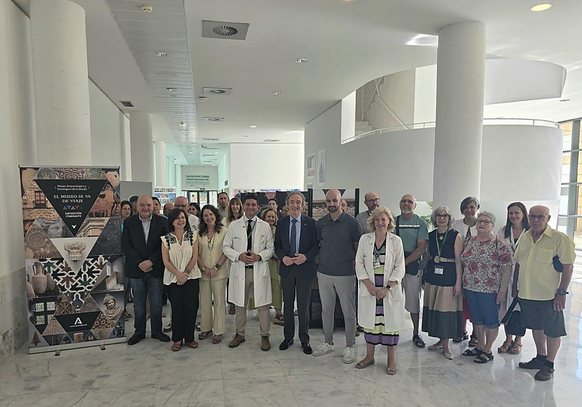 El Clínico San Cecilio acerca la muestra itinerante del Museo Arqueológico a sus pacientes