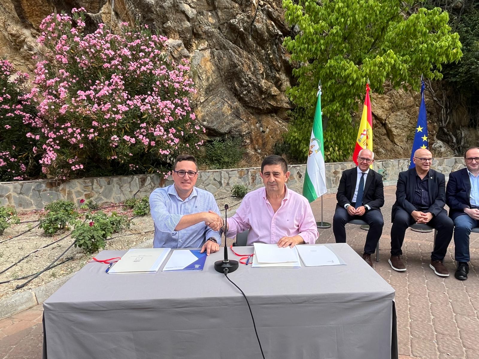 Firma del acuerdo entre Roberto Moreno y Paco Reyes.