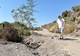 José Manuel con su andador en uno de los tramos afectados.