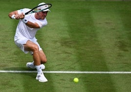Roberto Carballés devuelve una bola de revés en Wimbledon.