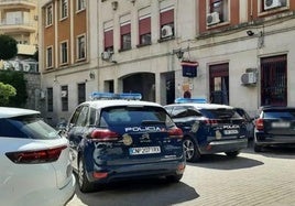 Zona de aparcamiento en el acceso a la Comisaría Provincial de Jaén.