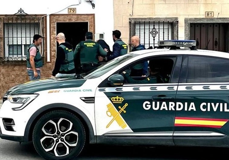La Guardia Civil detiene a un profesor por hacerse pasar por un menor y pedir fotos sexuales a una niña de 10 años