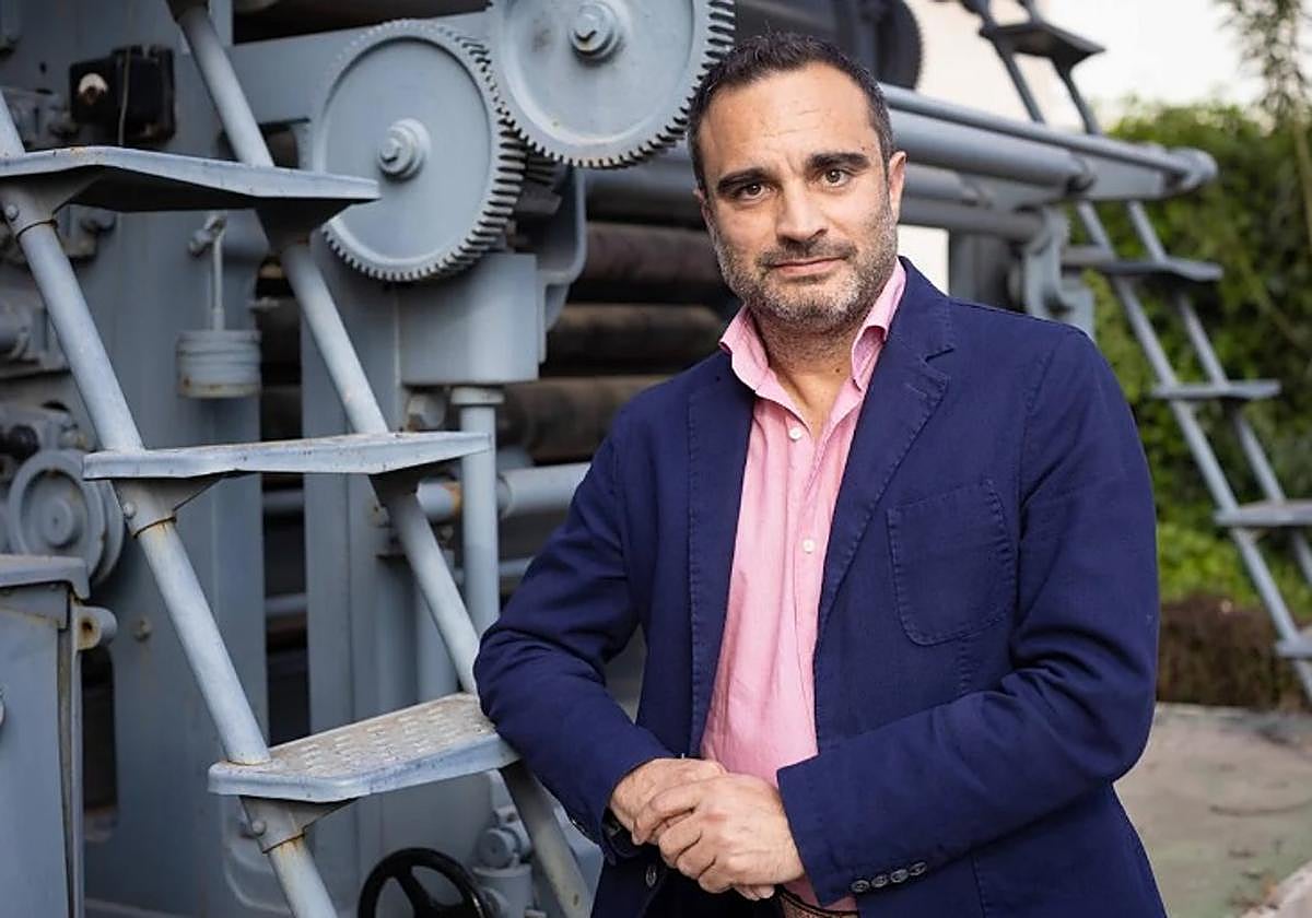 Quico Chirino, junto a la antigua rotativa de IDEAL, en el polígono de Asegra.