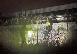 La Guardia Civil habilita una salida para los pasajeros atrapados en un tren de madrugada.