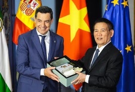 El presidente de la Junta de Andalucía, Juanma Moreno, junto al viceprimer ministro de Vietnam, Ho Du Phoc.