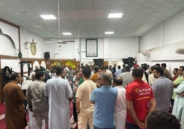 Reunión de un grupo musulmanes para despedir al pakistaní apuñalado.