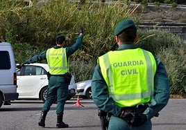 Un guardia civil salva la vida al evitar ser atropellado por un ladrón .