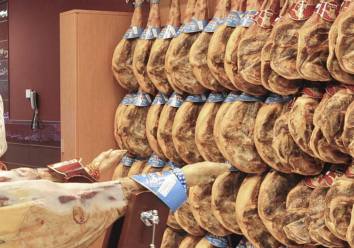 Jamón, cerveza y aceite de oliva en una misma promoción de un supermercado