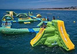 El parque acuático hinchable que se encuentra en Andalucía.