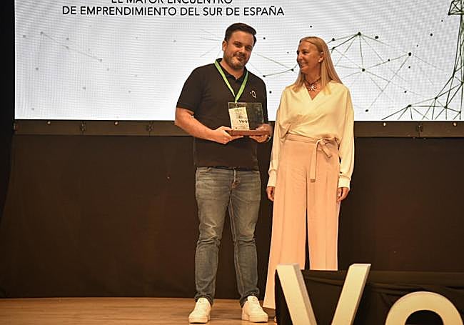 Quintauris recibe el premio de la viceconsejera Amelia Martínez Sánchez.