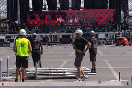 Operarios montan la infraestructura del concierto.