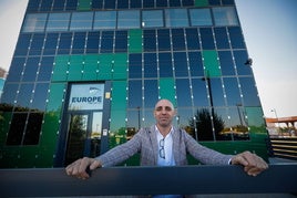 Rafael Molino con el edificio sostenible de Solar Europe al fondo.