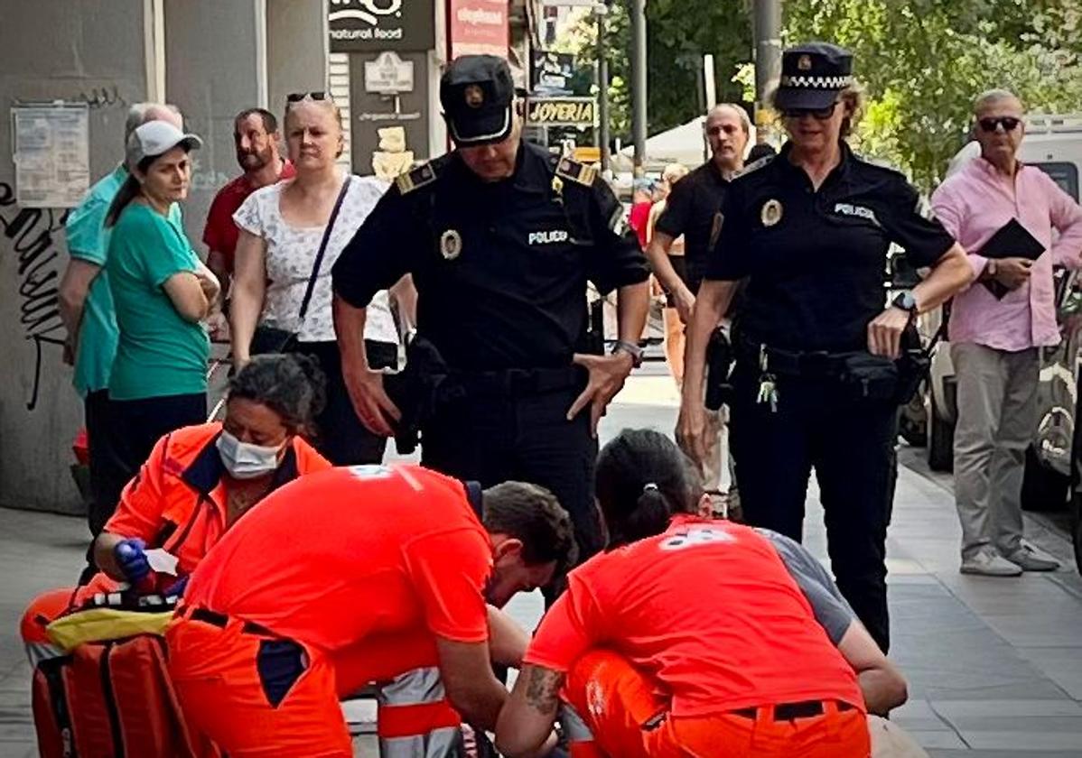 Cuatro niños valientes y un héroe inesperado salvan a su padre en plena calle