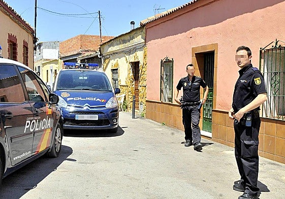 Agentes de la Policía Nacional en la barriada de El Cerro de Linares en una imagen de archivo