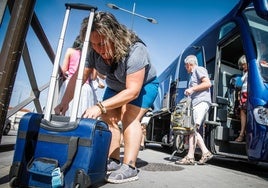 Viajeros descienden en bus en Andaluces tras las cancelaciones de trenes en septiembre de 2023.