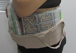 Tratan de cruzar desde Melilla a Almería con 30 kilos de droga adosados al cuerpo