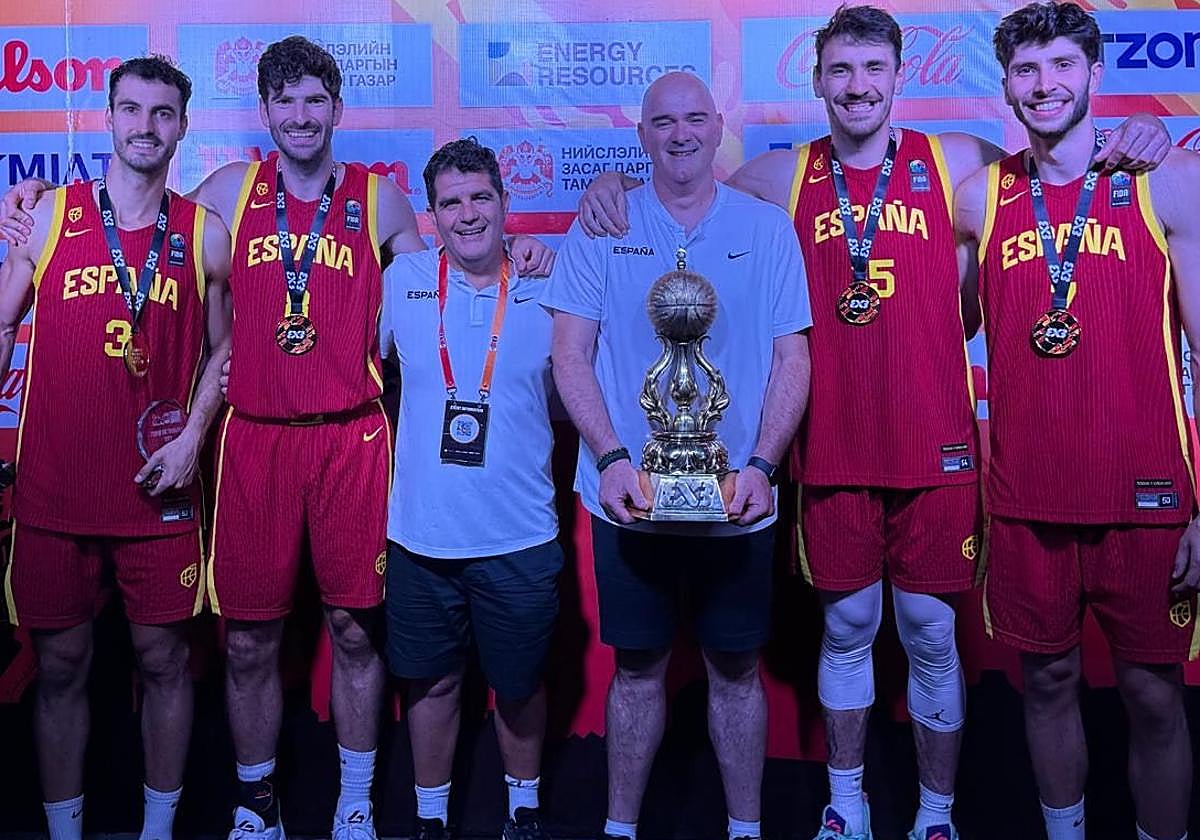 El equipo español, con Raúl Fernández entre ellos, con el campeonato del mundo.