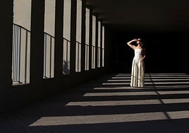 Pilar Dalbat vestida de sí misma y con gafas de sol, en el PTS.