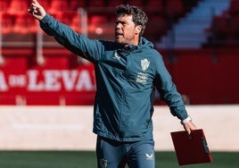 Rubi tiene una lista en la libreta de la que se caerán o apuntará nombres en pretemporada.