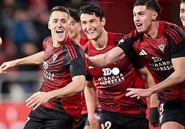 Urko Izeta, a la izquierda, celebra un gol con sus compañeros de esta temporada en el CD Mirandés.