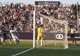 Partido del ascenso del Real Jaén con el estadio al completo de aficionados.