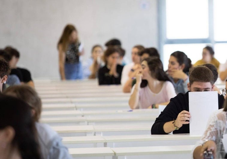 El listado de las 33 titulaciones de 2025 sin lista de espera en la UGR