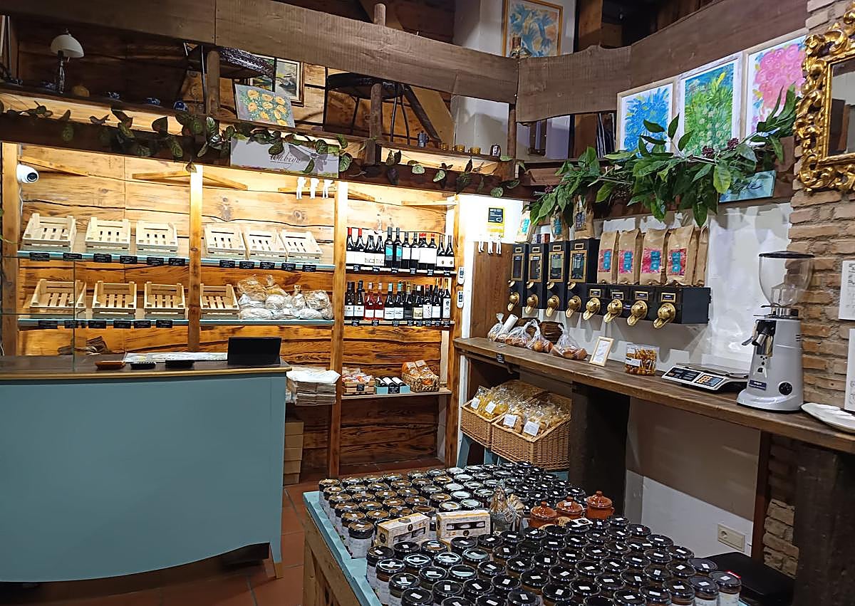 Imagen secundaria 1 - La tienda de Granada que ofrece café de especialidad y productos locales «hechos con cariño»