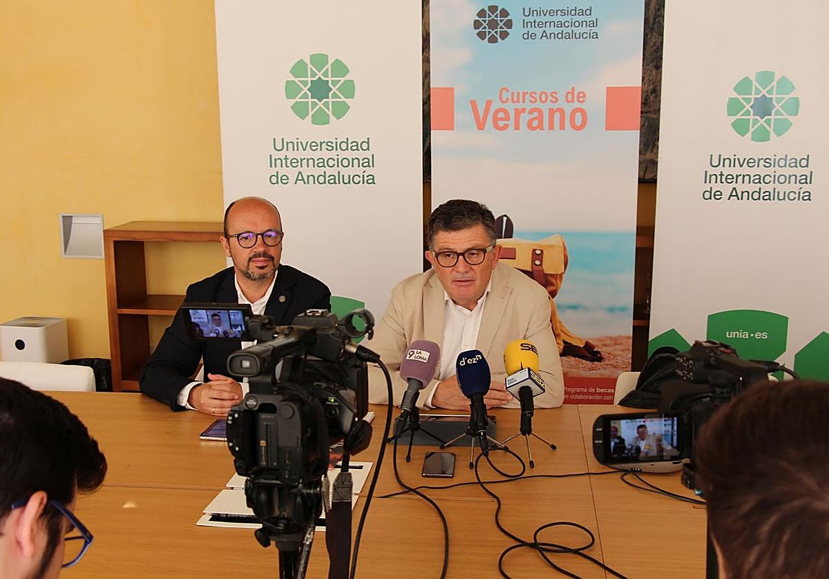Francisco Roca y José Manuel Castro, en la presentación de la programación cultural.