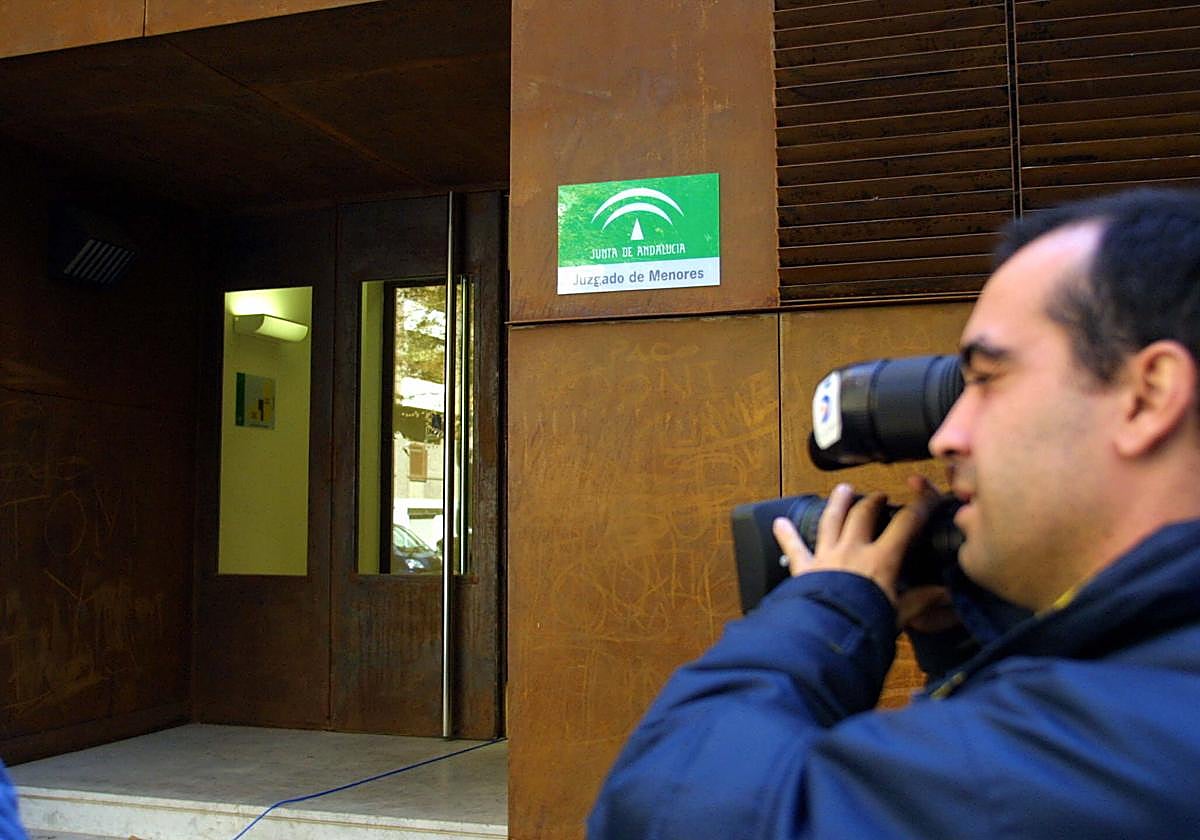 Un cámara toma imágenes de la entrada a los juzgados de Menores de Granada.