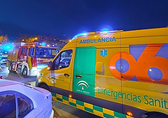 Intervención del 061 y Bomberos en Granada, en una imagen de archivo