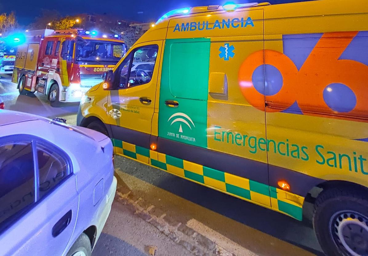 Intervención del 061 y Bomberos en Granada, en una imagen de archivo