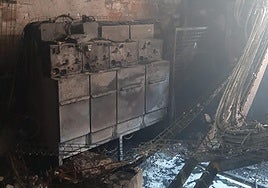 Estado del centro de transformación eléctrica tras el incendio en Pescadería.