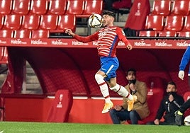 Neva, en un partido de la etapa del Granada de Diego Martínez.