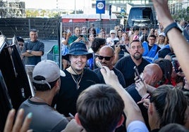 El cantante granadino Saiko saluda a los fans tras la prueba de sonido.