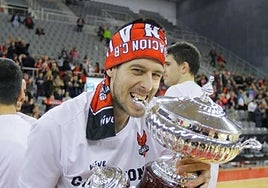 Eloy Almazán celebrar el título del Covirán en la Copa LEB Plata de 2018.