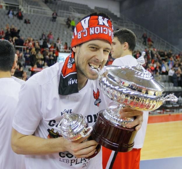 Eloy Almazán celebrar el título del Covirán en la Copa LEB Plata de 2018.