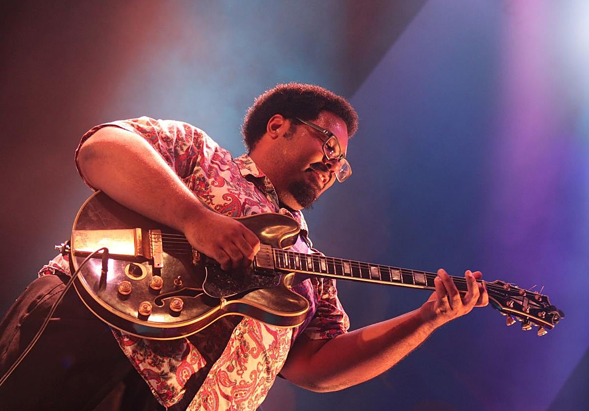 El artista Harell durante su actuación en el Blues Cazorla.