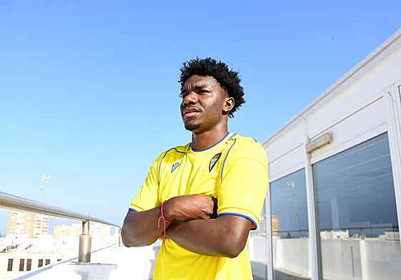 Alfred Caicedo posa como nuevo futbolista del Cádiz.