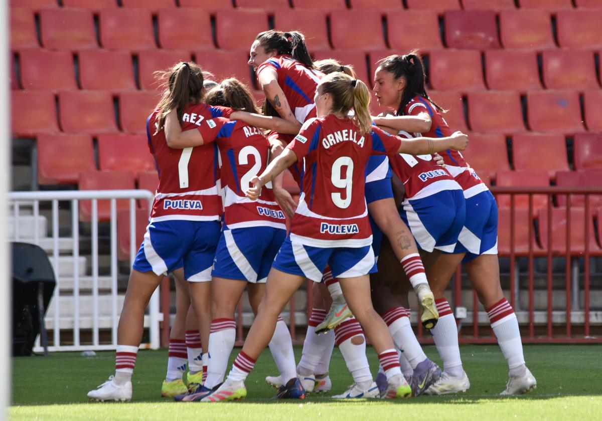 Las jugadoras del Granada femenino celebran un gol ante el Real Madrid en Los Cármenes.